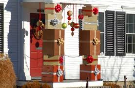 Can T Think Of New Ideas For Christmas Decor Check Out These Photos Porch Columns Decorated Wit Outdoor Christmas Christmas Porch Decor Christmas Decorations