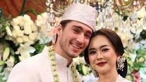 Temukan aura kasih agama berita dan headline terbaru hari ini bersama dengan aura kasih kami menyediakan aura kasih agama terbaru online, ini adalah situs terbaik untuk menonton dan. 5 Fakta Kehidupan Asmara Aura Kasih Nikah Diam Diam Hingga Diisukan Cerai