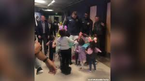 Vijest je objavio dobro obaviješteni the athletic. Nikola Jokic Gets Ambushed By A Group Of Kids After Getting The Win Youtube