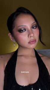 bold lips or eyes? 💋 #makeuptransition #newyearslook #holiday