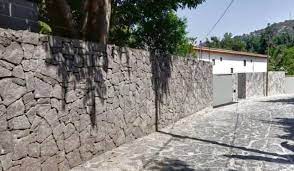 Material batu kali untuk pagar saat ini memang banyak digunakan oleh sebagian rumah. 5 Ide Pagar Batu Alam Keren Untuk Rumah Masa Kini