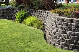 Boschung Befestigen Mit Stutzmauer Aus Stein Und Landschaftsgestaltung Landschaftsbau Landschaftsdesign Garten