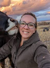 Hi! I greet you with pleasure and show you my little library, my infinite  home.