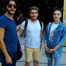 Başrollerinde mehmet aslantuğ, fikret kuşkan, yurdaer okur, burcu özberk, alperen duymaz, nefise karatay, bahadır. Burcu Ozberk News Pa Twitter Burcu Ozberk Ve Alperen Duymaz Direniskaratay Setinden Yeni Burcuozberk And Alperenduymaz On The Set Of Direnis Karatay New Https T Co Ecqqhgqojk