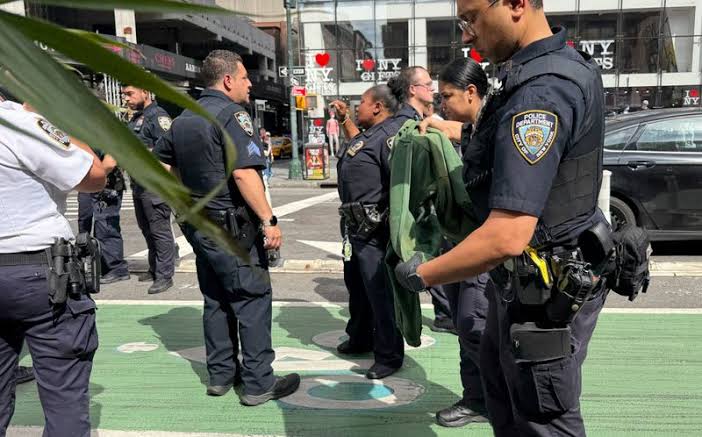 Gunfire at New York's Times Square sends bystanders scrambling to safety -  The Tribune