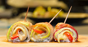 Prepararea pieptului de curcan umplut, invelit in bacon. Piept De Curcan Umplut Cu Mozzarella Si Legume Retetele Tale