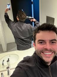 Aileen Parra's Instagram, Twitter & Facebook