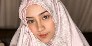 Anya Geraldine Pakai Mukena: Ada yang Bening Tapi Bukan Air Wudhu