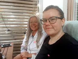 Isa är sambo med Jacqueline som lider av PMDS