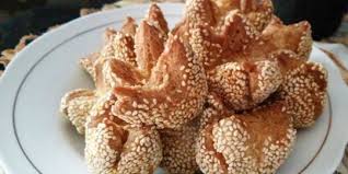 Masak gula pasir dan santan hingga gula larut, masukkan kacang hijau yang sudah. Mencicipi Renyahnya Roti Ketawa Kudapan Khas Siantar Yang Mirip Onde Onde Merdeka Com