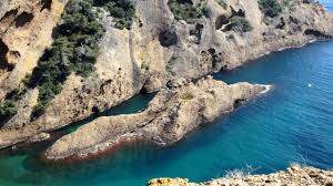 De 25 jaar oude robin, een van de beste duikers uit de streek, gaat samen met zijn vriend matthieu duiken in een kreek in de regio rond cassis. Le Film Les Calanques De Figuerolles Youtube