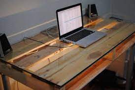 Bauen mit paletten paletten ideen paletten designs recycelte paletten schreibtisch aus paletten einfache palettenprojekte diy palettenmöbel möbel selber machen möbel furniture. Europaletten Schreibtisch