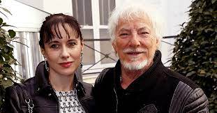 Elle aurait tout sacrifié pour le bonheur des siens, quitte à ne jamais avoir d'enfant. Hugues Aufray Sa Vie Heureuse Avec Sa Maitresse Muriel Dans Leur Nouvelle Maison