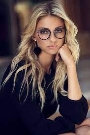 Brillen damen modern große braune brillengestelle frau mit bemaltem gesicht fingern und weißes hemd dunkelblonde haare. Trains Teddy Bears And Abandoned Places Mode Brillen Frau Brille