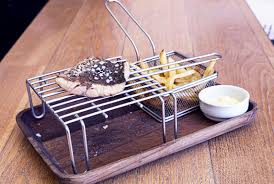 En el barrio del cabanyal, el restaurante fumiferro plantea una alternativa callejera a su verisión clásica, streetfood by fumiferro. Restaurante Fumiferro Plateselector