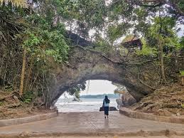 Karang bolong beach is the beach recreation area where there is a big rock with its hole in the center, facing the open sea. Liburan Singkat Ke Pantai Karang Bolong Anyer Jet On Vacation