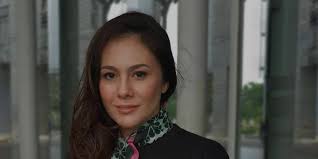 She is an indonesian actress. Pose Berani Wulan Guritno Hanya Pakai Blazer Bikin Heboh Dream Co Id