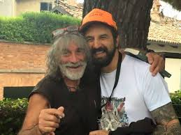 Biografia, età, moglie, figli, vita privata e malattia del omar pedrini è uno dei cantanti e musicisti italiani più apprezzati. Mauro Corona Omar Pedrini Dago Fotogallery