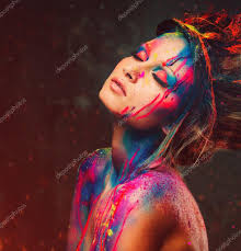 Giovane donna musa con corpo creativo arte e acconciatura — Foto stock di ©  nejron #47000373