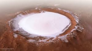Publié le 18 mars 2020 à 12h03. Esa Flight Over Korolev Crater On Mars