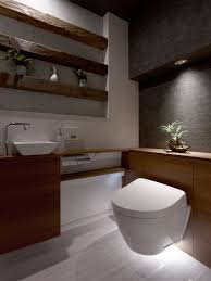 ミサワホームイングデザインリフォーム トイレのリフォーム 天然の十和田石と表面に様々な削り加工を施した無垢の木材を組み合わせた飾り棚がインテリアのポイントです 梁下部分のダウンライトが壁紙のシックな地模様や観葉植物をドラマチックに浮かび上がらせます