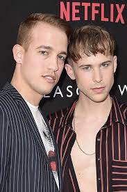 Do you ever wonder if you and a celebrity have any weird h. Ezra Podvinsya Kak Tommi Dorfman Stal Novoj Gej Ikonoj I Modnym Inflyuenserom Spletnik