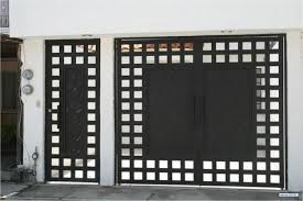Portón corredizo de diseños exclusivos con espejo repartido en partes superior,medio y inferior para poder ver desde es interior portón portones. 32 Ideas De Portones Rejas Para Casas Puertas De Garage Fachada De Casa