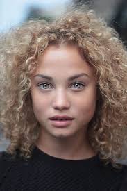 Bertram wears 34c bra size and weighs 141 pounds. 100 Rose Bertram Ideen Lockige Frisuren Haare Haarschonheit