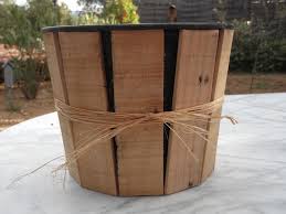 Cache Pot Ou Pot De Fleurs Realise En Bois De Caissette Verni Et Pot Plastique Recycle Accessoires De Maison Par Atelierbrocantedetournee Con Imagenes Jardineria