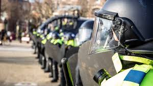 Maybe you would like to learn more about one of these? Bizar Druk Op Het Museumplein Politie Maakt Einde Aan Demonstratie Linda Nl