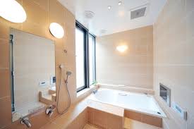 マンションの浴室リフォームの費用相場は、50万円〜150万円ほどで、多くの方が100万円以内でリフォームを行っています。 (出典： リフォームガイド マンションのお風呂のリフォーム費用と安く抑えるコツ8選 ) å¿…è¦‹ æµ´å®¤ãƒªãƒ•ã‚©ãƒ¼ãƒ ã®ç›¸å ´ è¥¿æ—¥æœ¬ã®ãƒªãƒ•ã‚©ãƒ¼ãƒ æƒ…å ±ãªã‚‰1000ä»¶ä»¥ä¸ŠæŽ²è¼‰ã® ä½ãƒ†ãƒƒã‚¯è¥¿æ—¥æœ¬