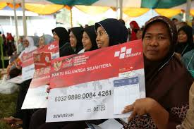 Bansos ini akan diberikan secara presiden joko widodo bersama menteri sosial tri rismaharini secara simbolis menyalurkan dana program bantuan sosial tunai (bst) untuk. Presiden Jokowi Tandatangani Perpres Penyaluran Bantuan Sosial Secara Non Tunai