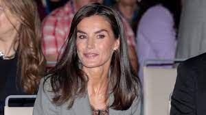 Letizia estrena un look de oficina de Mango con mocasines negros y top lencero a juego | Vanity Fair