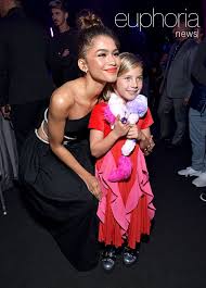 She's hit the road with her mom on quite a few dates of her world tour, getting to play to her heart's content in. Euphoria News On Twitter Zendaya With P Nk S Daughter Willow Sage Hart In The Backstage Of The 2019 E People S Choice Awards Pcas Euphoria Euphoriahbo Https T Co Qg5h2fcmym