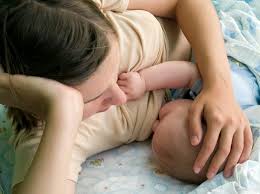 Saat bayi tidur, kompres bagian dahi dengan lap basah sebagai salah satu cara menurunkan panas pada bayi. Lapan Masalah Utama Ketika Penyusuan Susu Ibu Dan Cara Mengatasinya