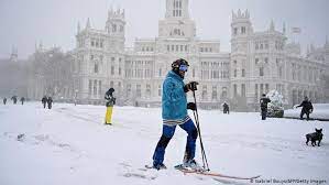 Snow definition, a precipitation in the form of ice crystals, mainly of intricately branched, hexagonal form and often agglomerated into snowflakes, formed directly from the freezing of the water vapor in the air. Storm Filomena Blankets Spain With Snow And Wreaks Havoc News Dw 09 01 2021