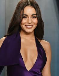 Cora Ellis (@coraellisPR)