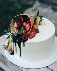 Einfache Torten Dekoration Cake Deko Mit Eiswaffel Und Frischen Fruchten Ei Jettie Kuchenrezepte2020 In 2020 Kuchen Und Torten Einfacher Nachtisch Tortendekoration