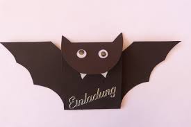 Hier finden sie viele bastelanleitungen für selbst gemachte fledermäuse aus papier, filz, stoff, holz oder naturmaterialien. Fledermaus Einladung Partiesserie