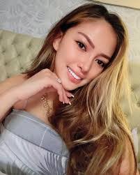 Ella Tracy's Instagram, Twitter & Facebook