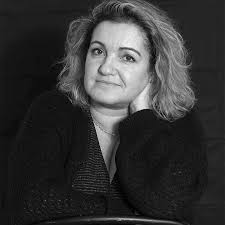 Bonjour Je n'ai jamais vraiment présenté mon travail. Certains me voient  voyante, d'autres médium, certains conseillère d'orientation 😅, d'autres  ostéopathe de leur âme (parce qu'ils sont épuisés à la fin de la