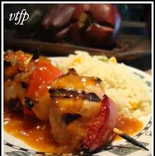 Marinade Et Sauce Pour Brochette De Poulet A L Ananas Pour Etirer Un Peu Plus L Ete Voici Une Bonne Petite Recette De Brochette De P Food Recipes Burger Sauce