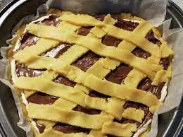 Un guscio di friabile pasta frolla per un ripieno a base della crema spalmabile più seducente e del formaggio più cremoso che ci siano. Ricetta Crostata Mascarpone E Nutella Dolcidee