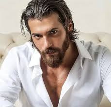 Me gusta la gente capaz de entender que el mayor error del ser humano, es  intentar sacarse de la cabeza aquello que no sale del corazón. -- Mario  Benedetti Buenas noches 😴 canyaman