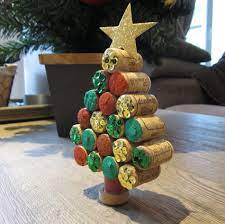 Noël approche à grands pas et vous cherchez des idées d'activités à faire avec les enfants ? Petit Sapin De Noel En Bouchons De Liege Koundelitch