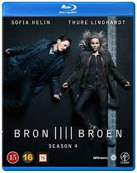 En händelse under ceremonin hotar offreds liv med befälhavaren och hans fru. Bron Sasong 4 Blu Ray Papercut