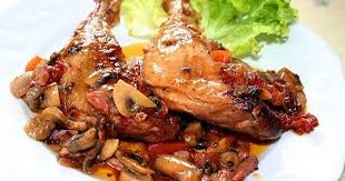 Canard Facon Bourguignonne Pour 4 Personnes Une Recette Tres Gouteuse Pour Accommoder Le Canard Ou Les Recette Canard Recettes De Cuisine Recette Canard Entier