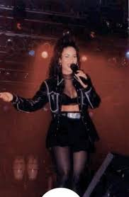 Suzette quintanilla, selena's sister, is shown here introducing the #macselena collection that will be in stores october. Selena Quintanilla Todo Un Icono De La Moda Selena Quintanilla Outfits Fashion Black Outfit