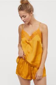 Ust Ve Sortlu Pijama Takimi Altin Sarisi Kadin H M Tr Kadin Ic Giyim Moda Stilleri Pijama