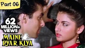 Bhagyashree's SWEET Dance On DIL DEEWANA From Maine Pyar Kiya At The Mumbai  Airport!